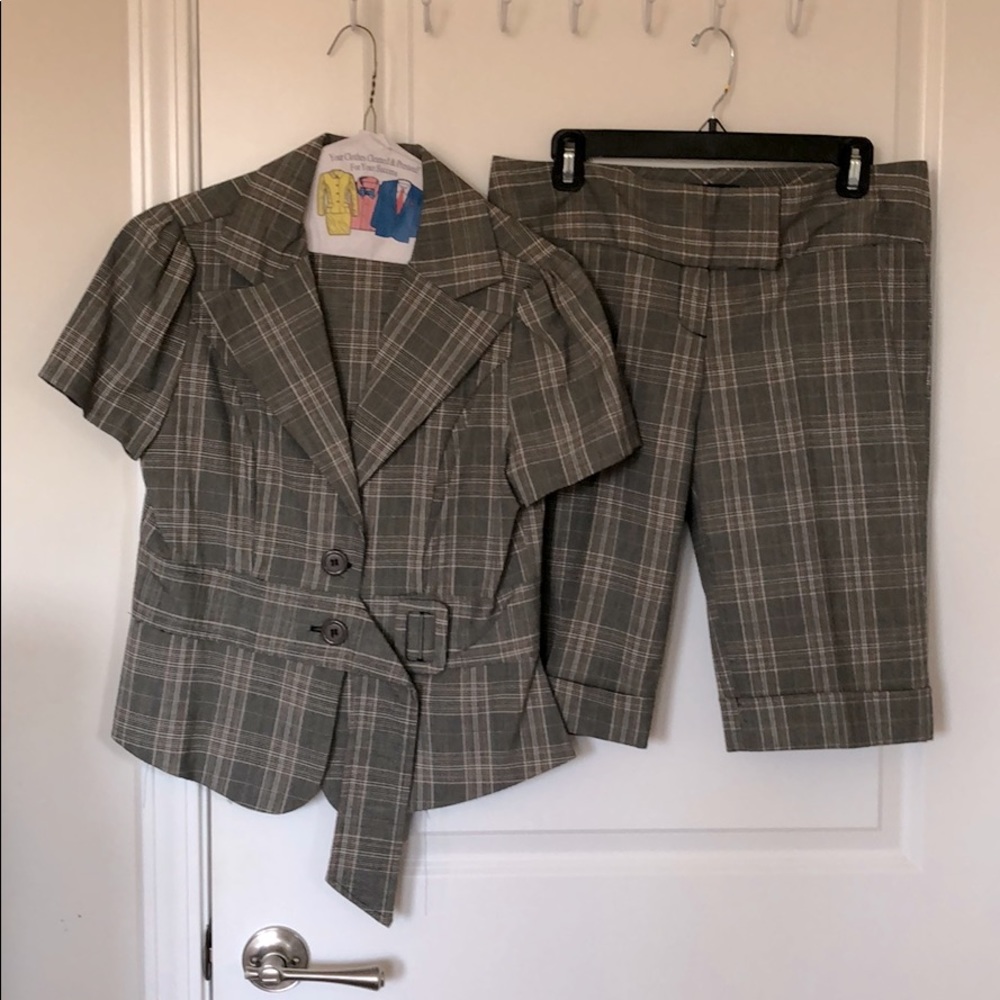 Short sleeve and Bermuda short suit